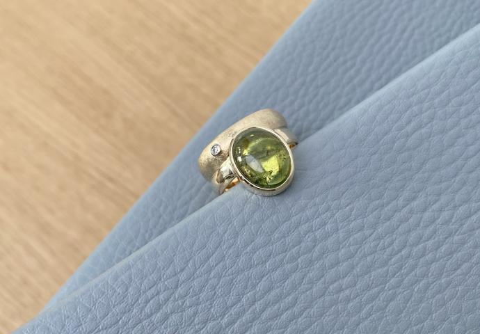Ring aus Trauringen mit Geburtsstein Ring aus Trauringen mit Geburtsstein