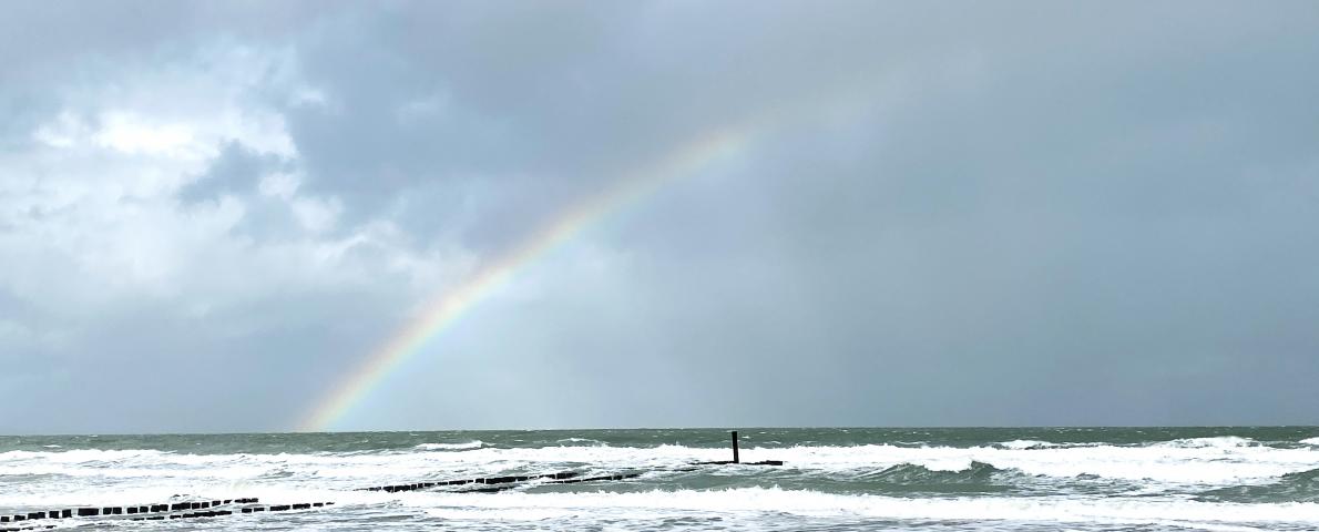 Regenbogen am Meer