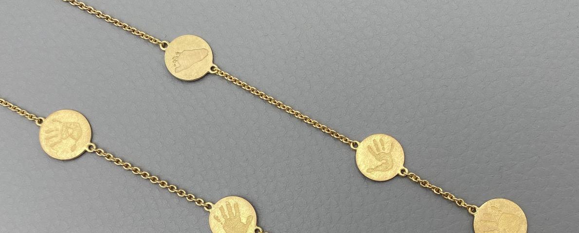 Goldkette mit Enkelkinder Hand- und Fußabdrücken