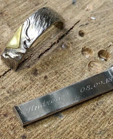 Gravuren werden erhalten Gravur aus alten Trauringen