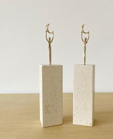 geteilte Eheringe in zwei Skulpturen Eheringe in Skulptur