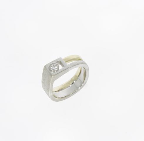 Teil der Gelbgold-Ringschiene eingearbeitet alter Ring im neuen Design