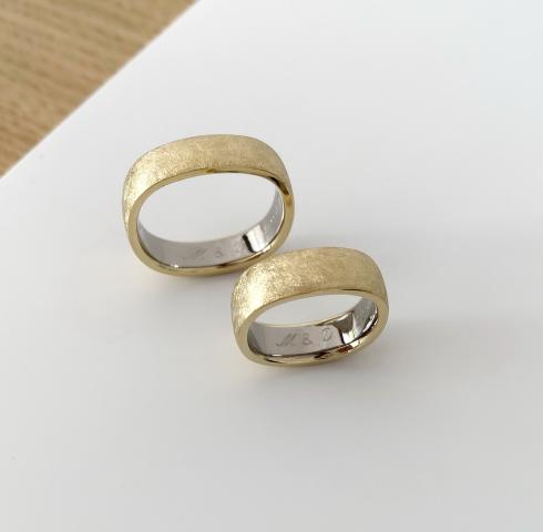 der eine Trauring ist innen in beide Ringe eingearbeitet Trauring innen eingearbeitet