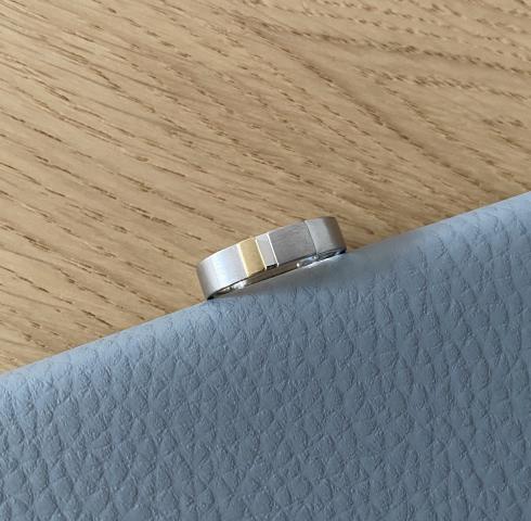 schlichter Ring mit Stück vom Original Trauring schlicher Ring mit Stück vom Original Trauring