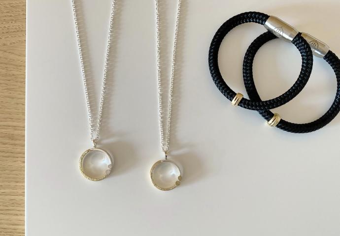 vier Schmuckstücke mit je einem Stück Ehering der Großeltern Schmuck aus Eheringen der Großeltern